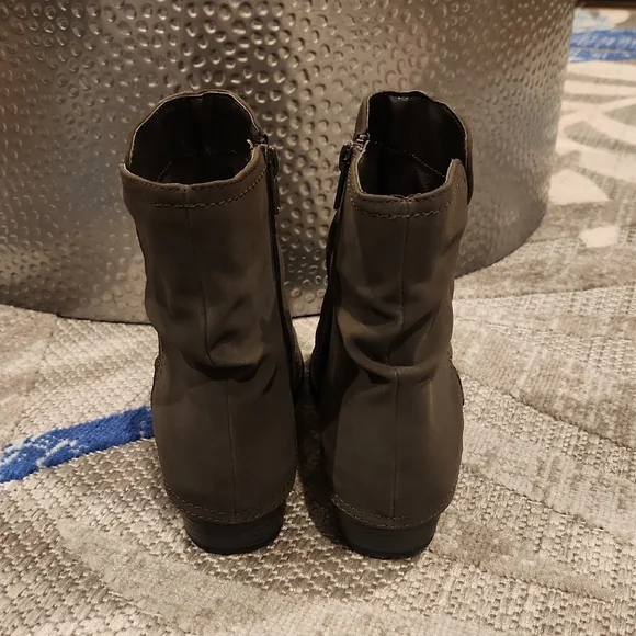 Easy Street Gray Ankle Boots - Picture 4 of 7